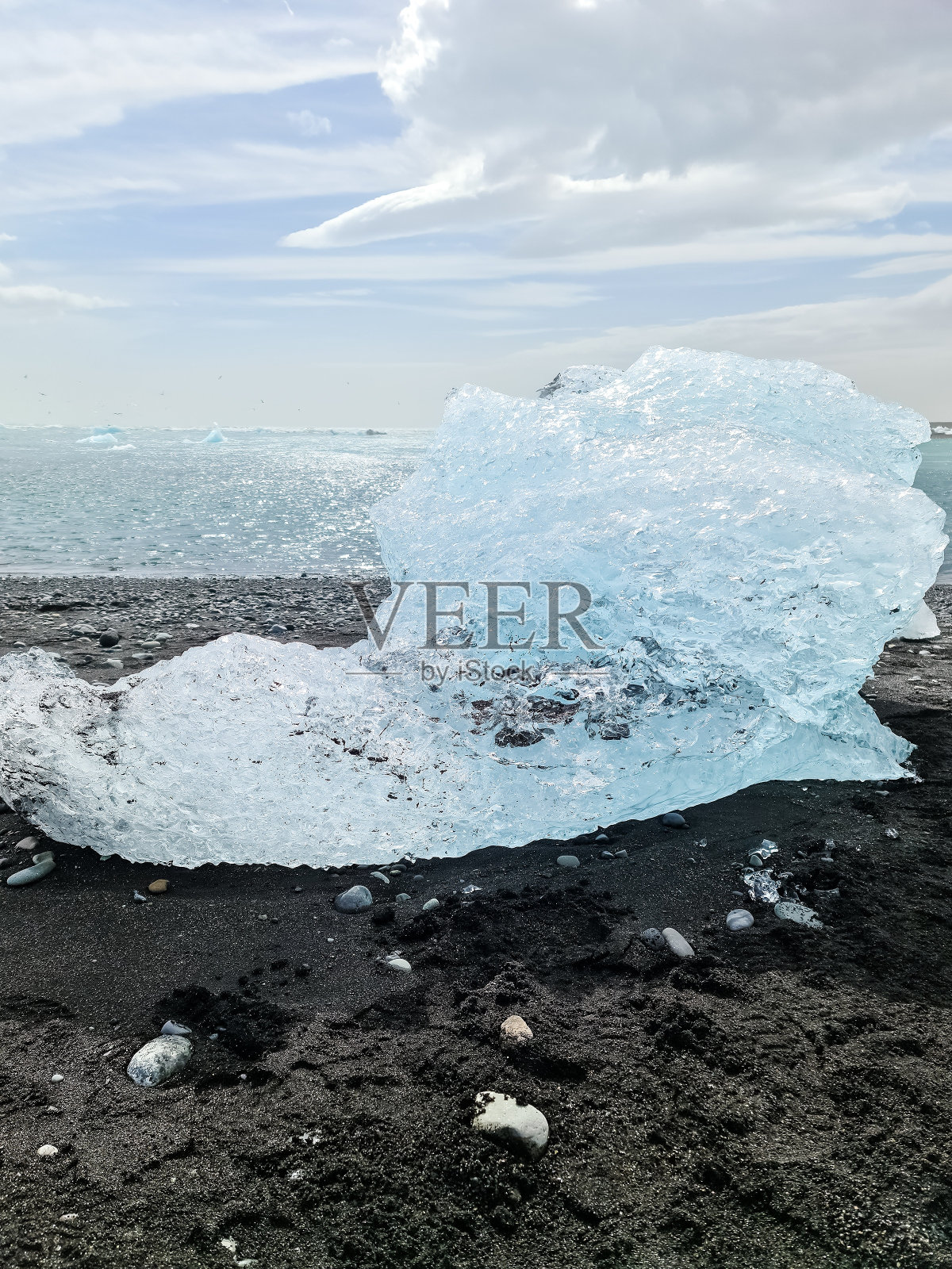 在冰岛著名的冰川泻湖，大块的冰和冰山从冰川中被冲上来。照片摄影图片