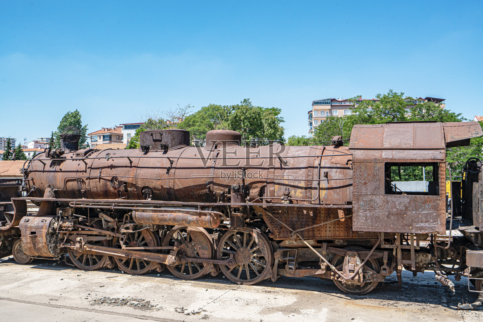 蒸汽机车状况非常糟糕，完全生锈并被遗弃在乌沙克火车站未使用的轨道上。照片摄影图片
