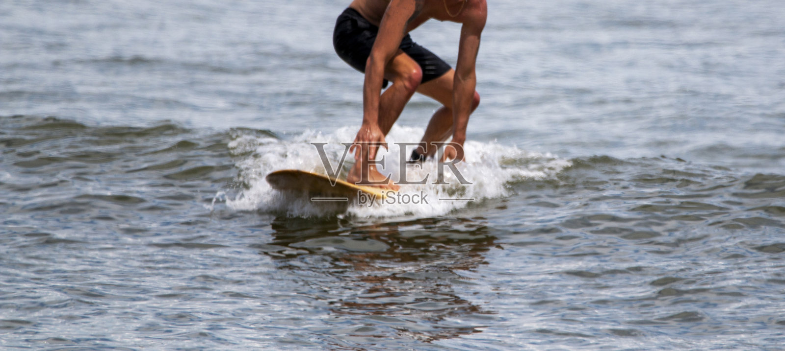 一个人在大西洋冲浪的特写照片摄影图片
