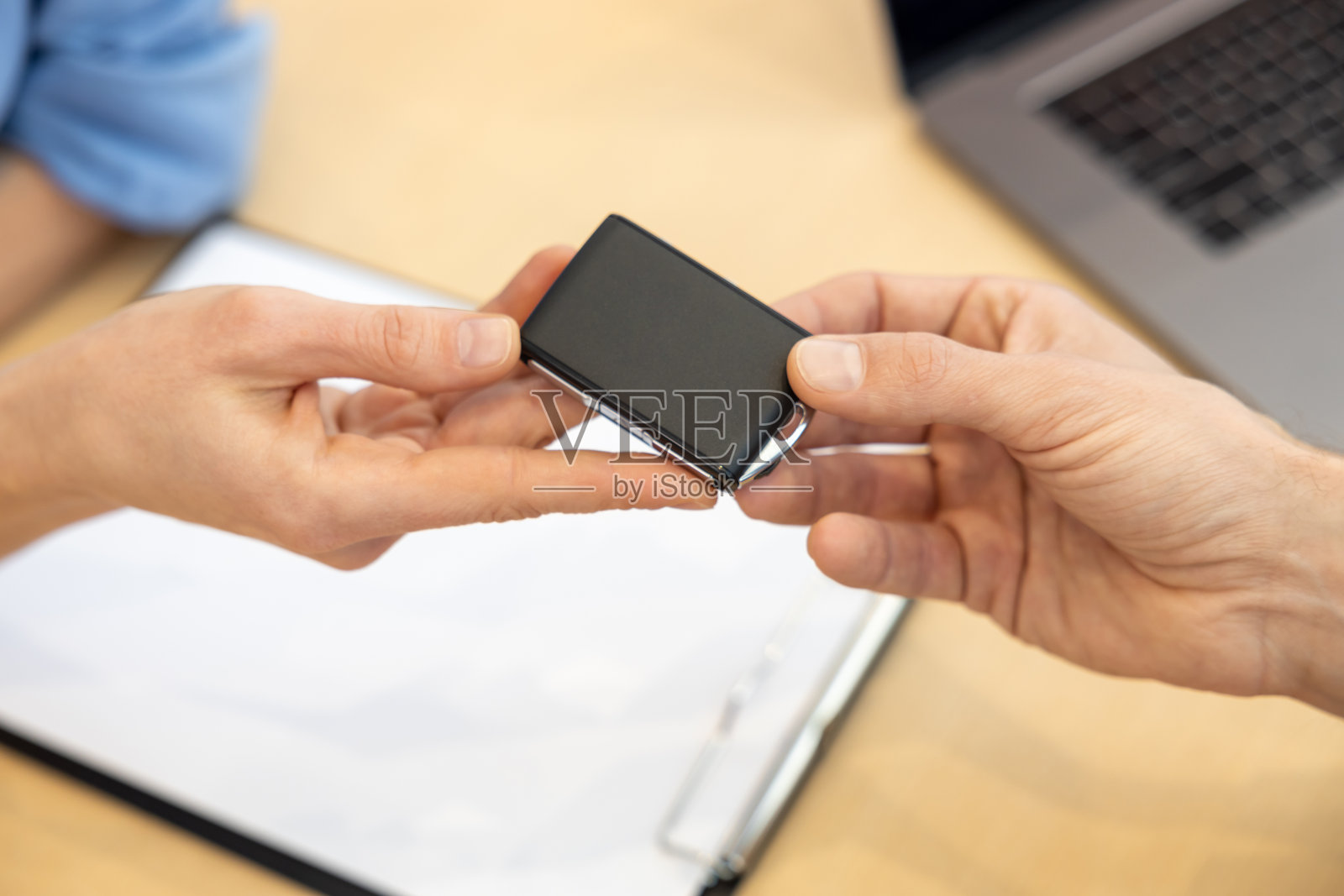 手递车钥匙的特写照片照片摄影图片