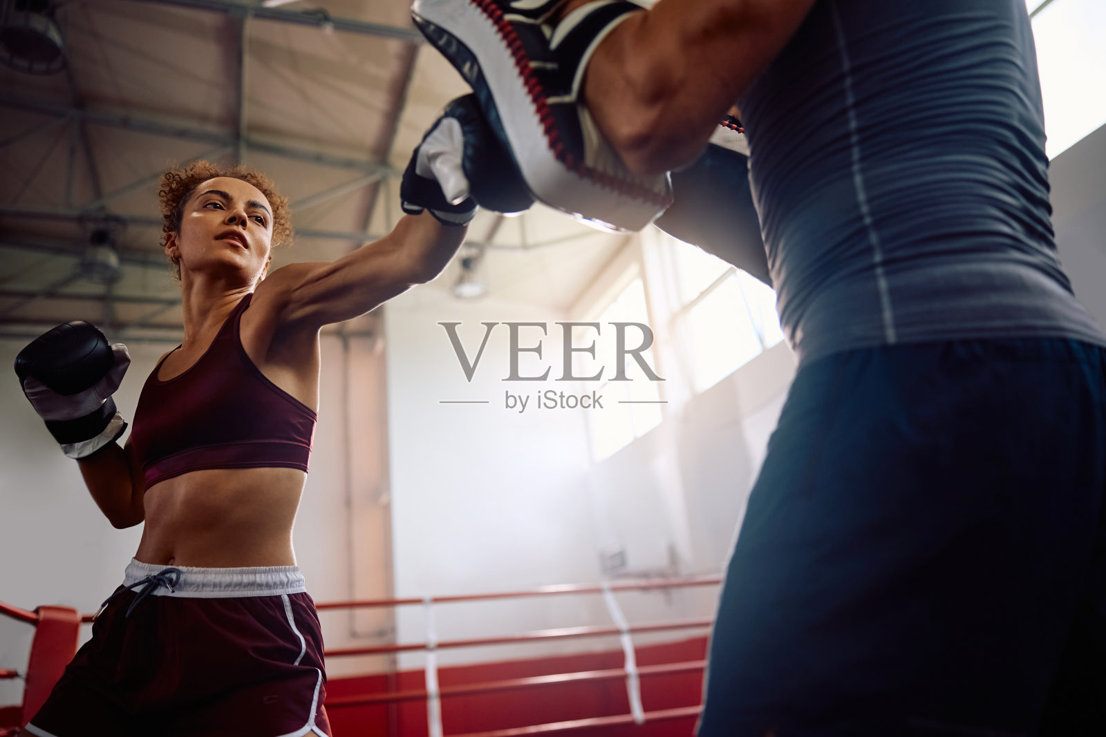 女拳击手在健身俱乐部运动训练中的表现。照片摄影图片