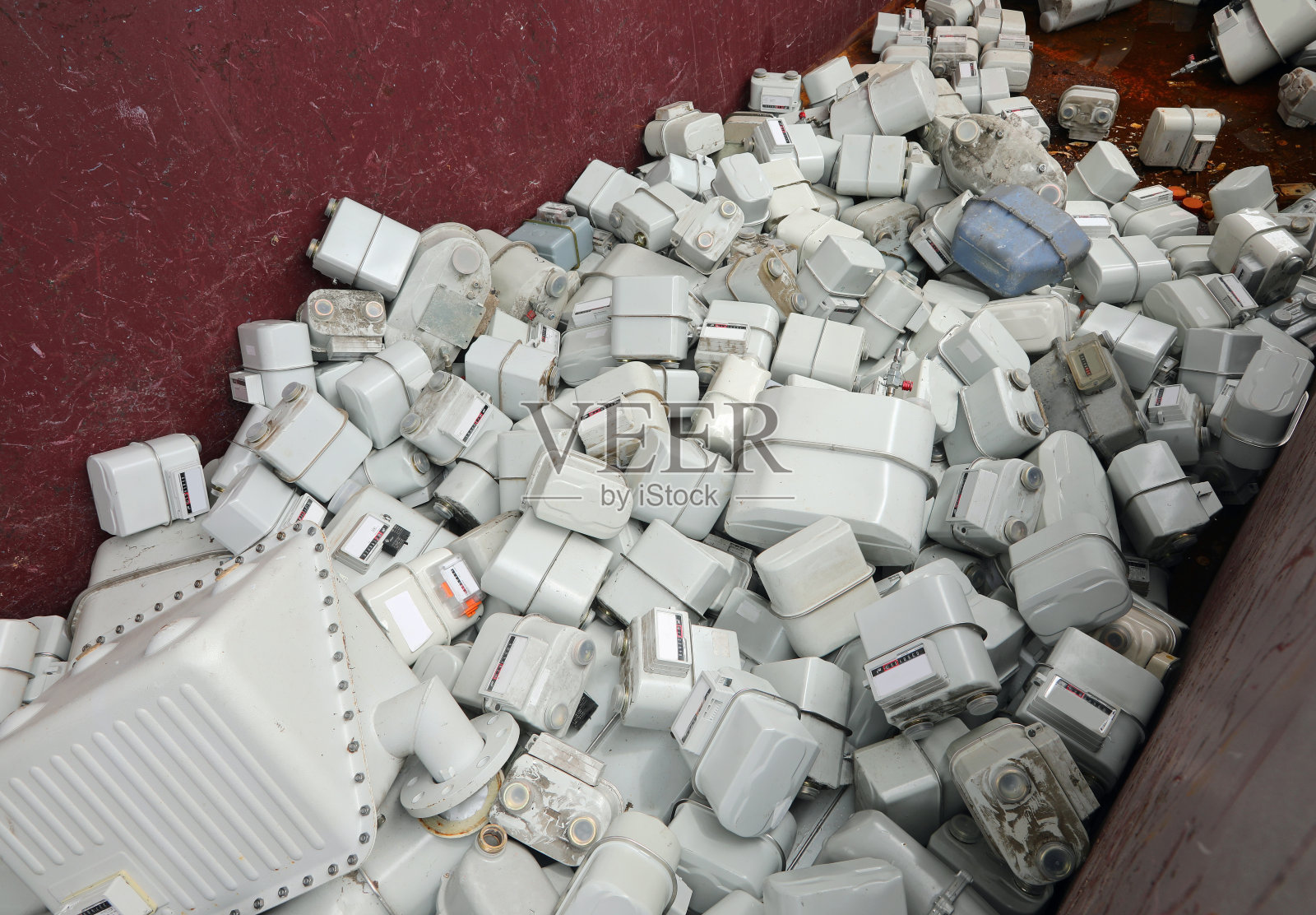 成堆的用过的甲烷气表被随意倾倒，准备填埋照片摄影图片