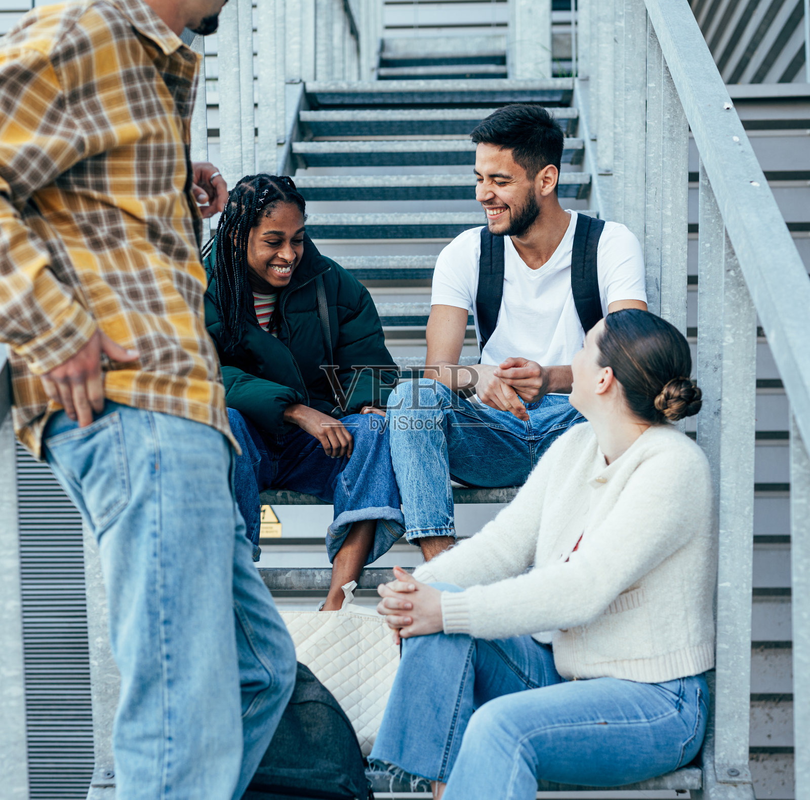 一群学生在大学台阶上放松聊天照片摄影图片