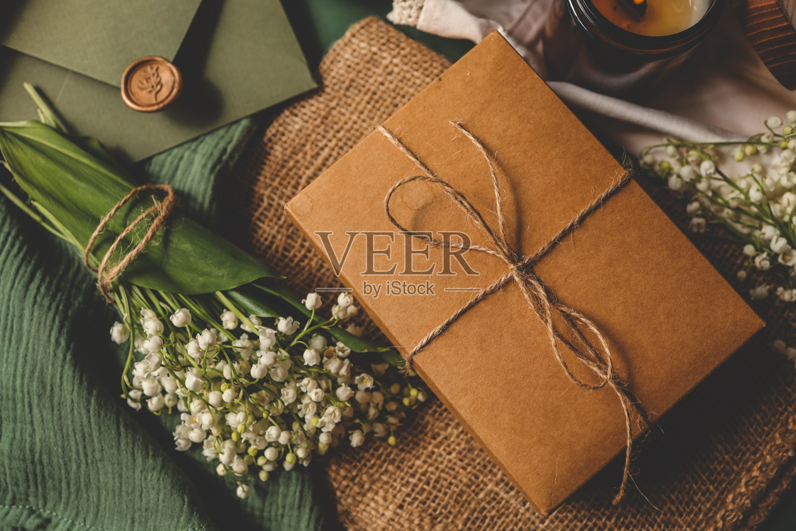 礼盒内有蝴蝶结、铃兰、茶和蜡烛，美观照片摄影图片