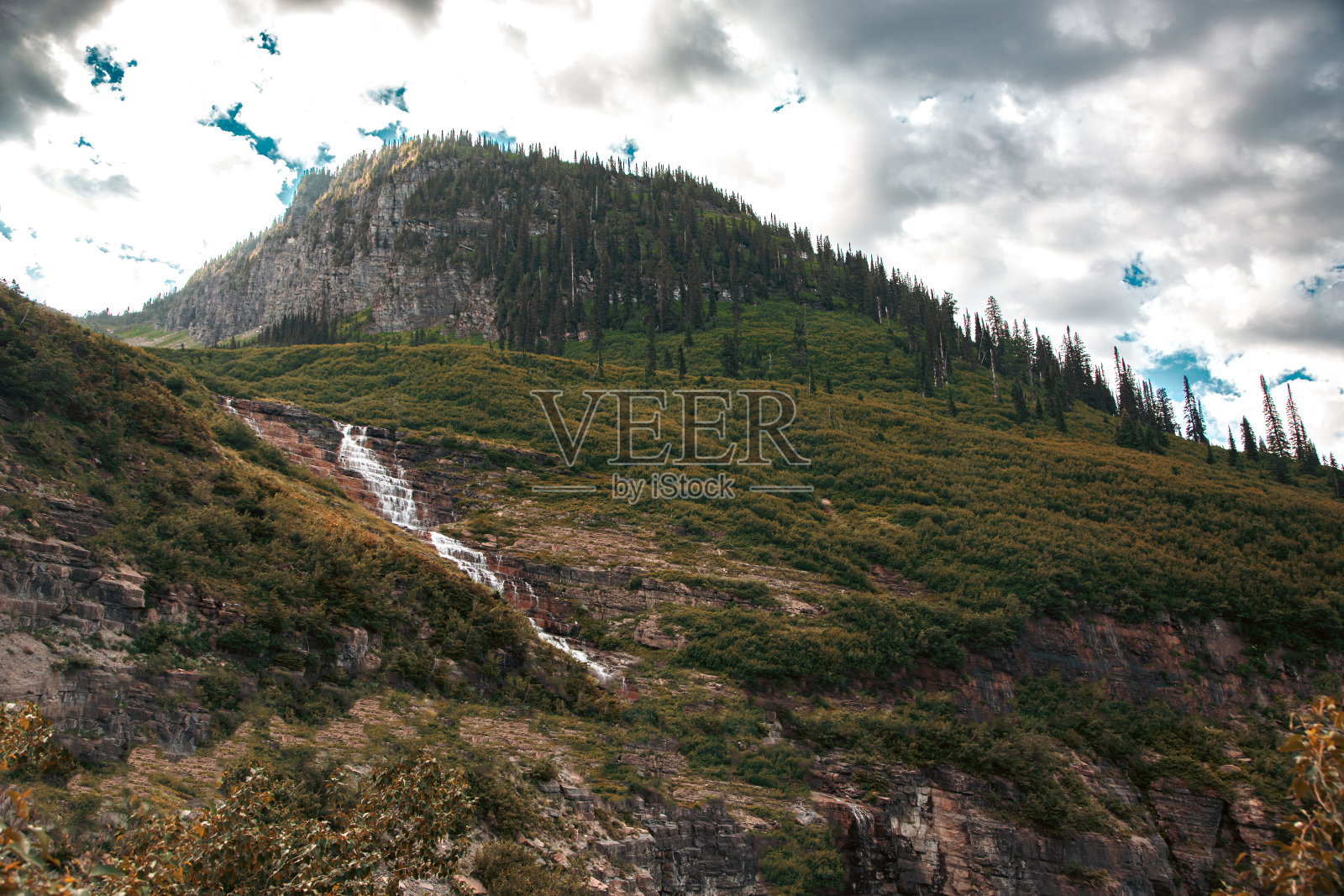 冰川国家公园，蒙大拿州，雄伟，山脉，原始，荒野，风景，景观，令人叹为观止，景色，高山，湖泊，徒步旅行，小径，野生动物，自然，美丽，崎岖，地形，冰川，瀑布，森林，清澈，水域，全景照片摄影图片