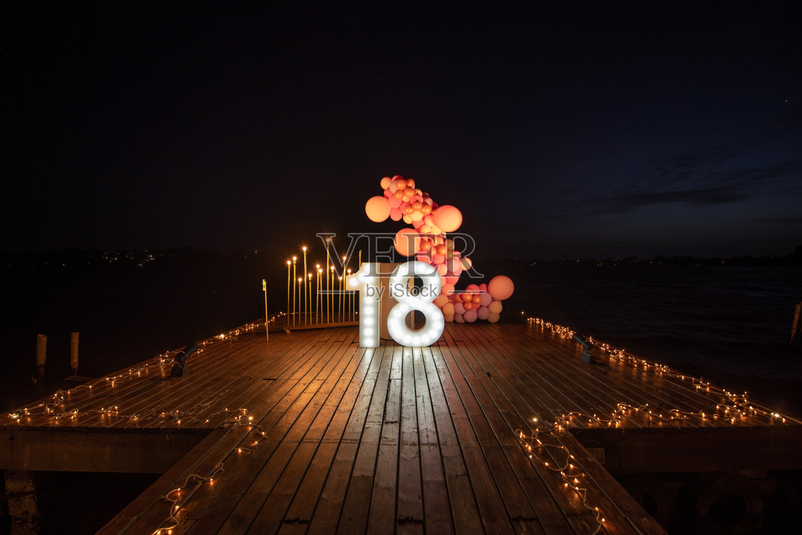 暮色中的18岁生日派对装饰照片摄影图片