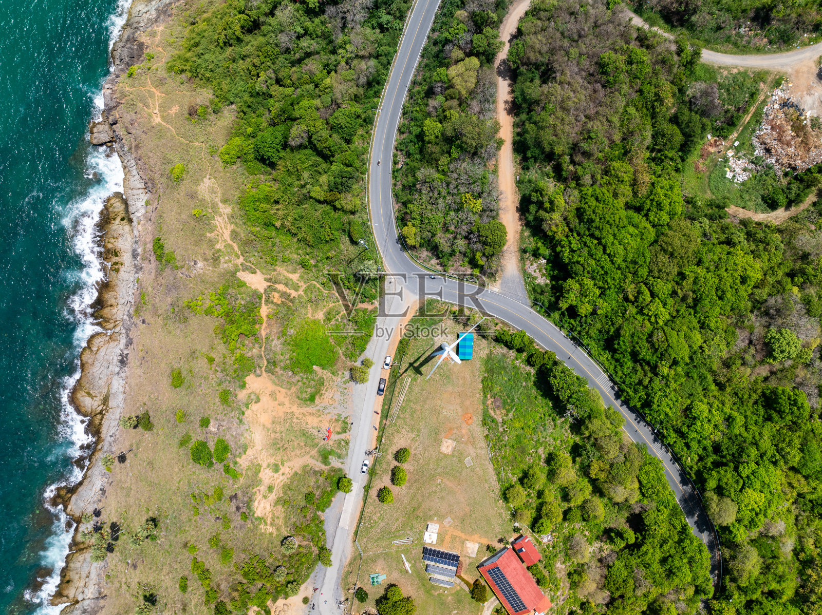 令人惊叹的风景海景和曲线道路在山上，鸟瞰热带海洋在美丽的普吉岛泰国，旅游和商务旅游网站的背景概念照片摄影图片