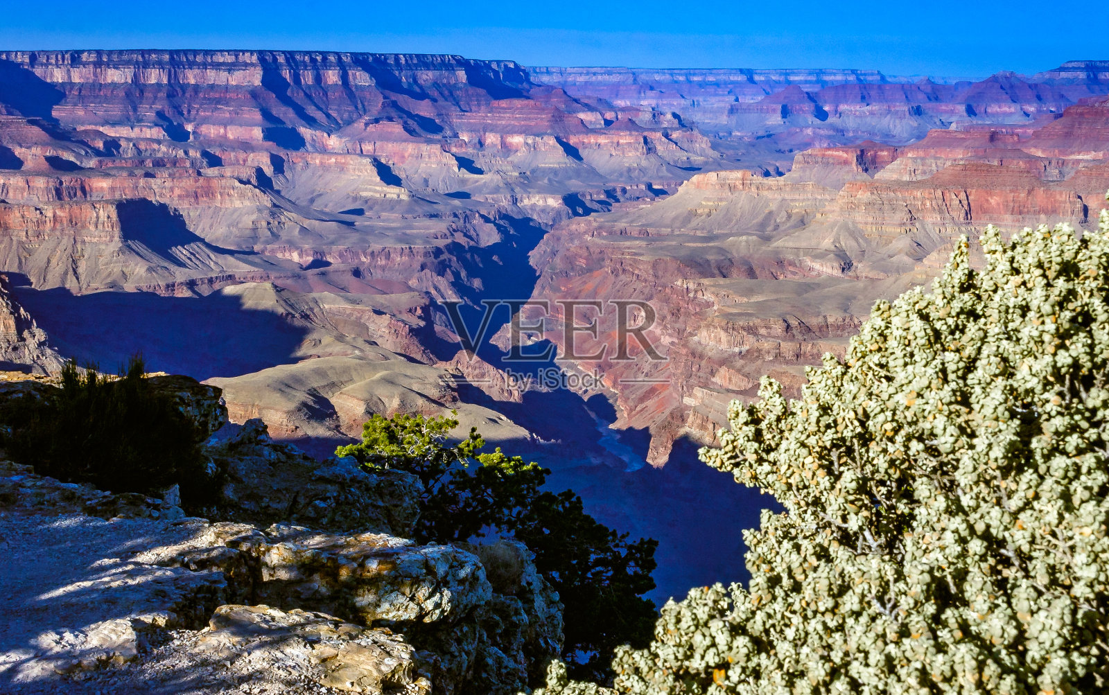 美国亚利桑那州大峡谷国家公园，沐浴在充满活力的日落色彩中的大峡谷风景照片摄影图片