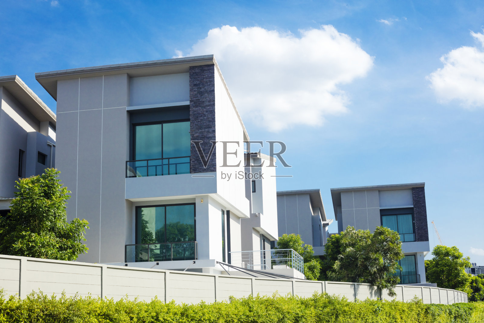 现代豪华公寓在曼谷的乡村公园照片摄影图片