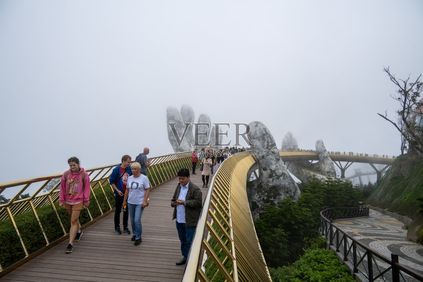 岘港金桥上的人们照片摄影图片