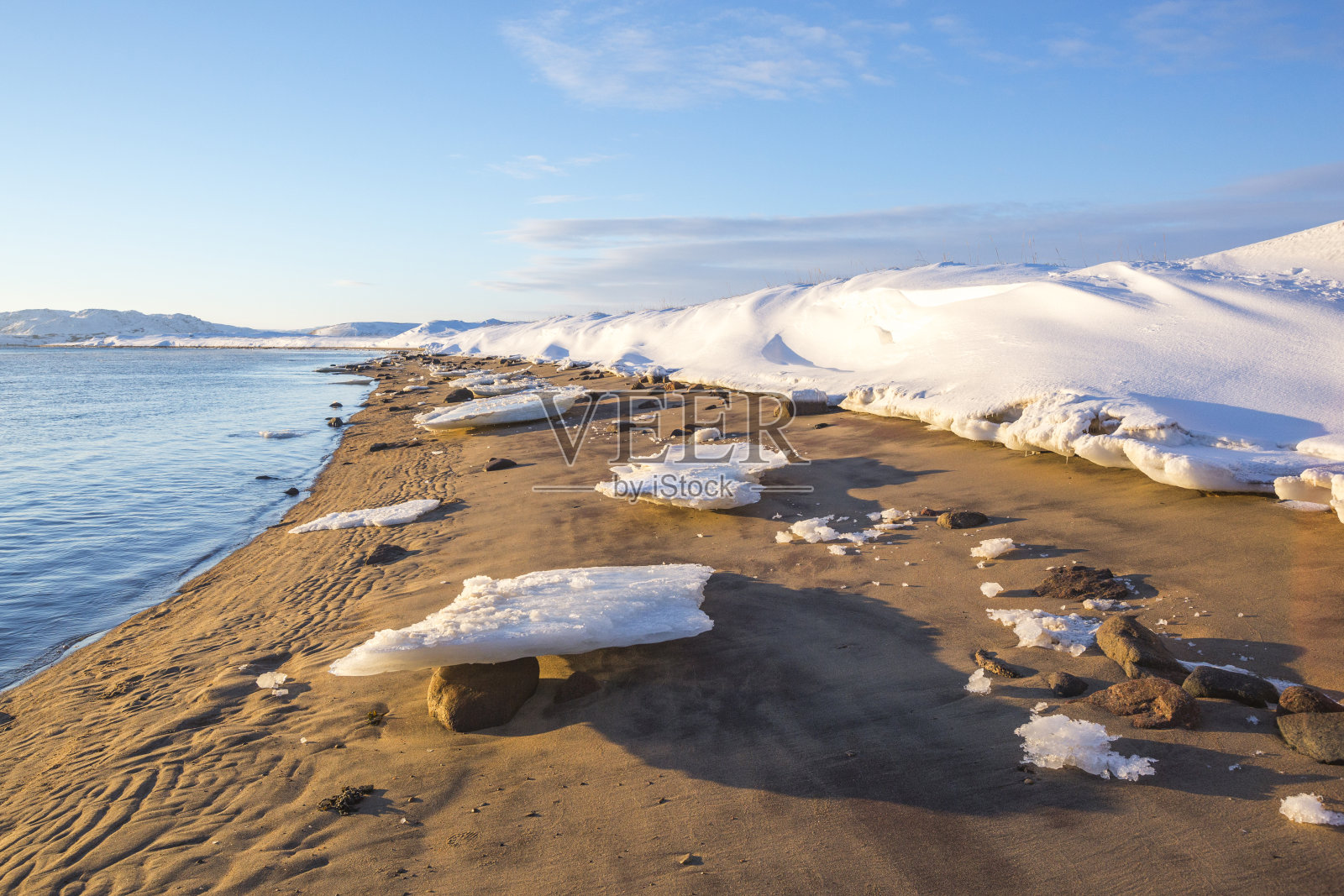巴伦支海湾的古巴沃龙尼亚。科拉半岛冬季景观照片摄影图片