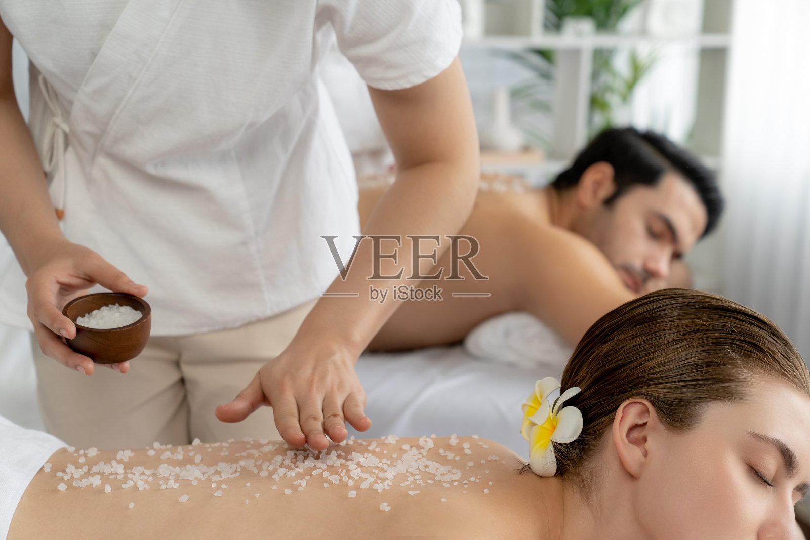 一对幸福的夫妇在豪华水疗中心做去角质治疗。静照片摄影图片