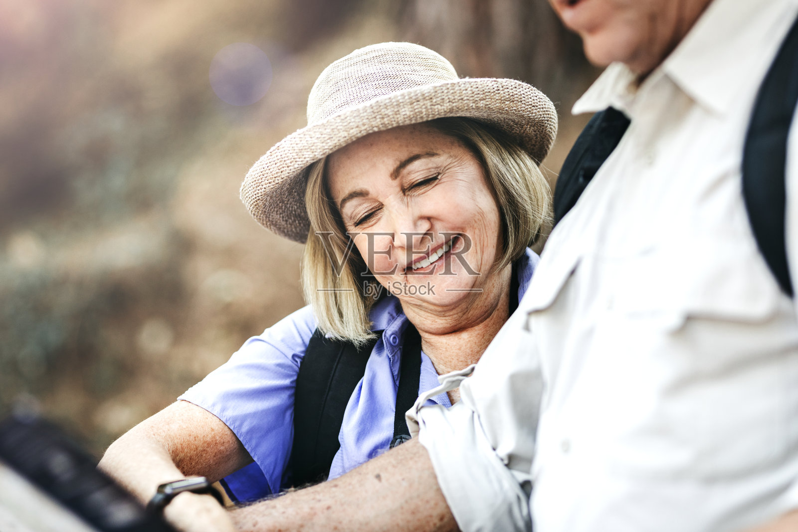 快乐的老妇人和她的丈夫一起寻找方向照片摄影图片