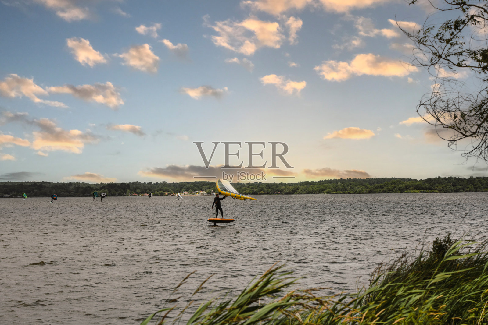 日落时分，法国西南部的苏斯顿湖上的机翼照片摄影图片