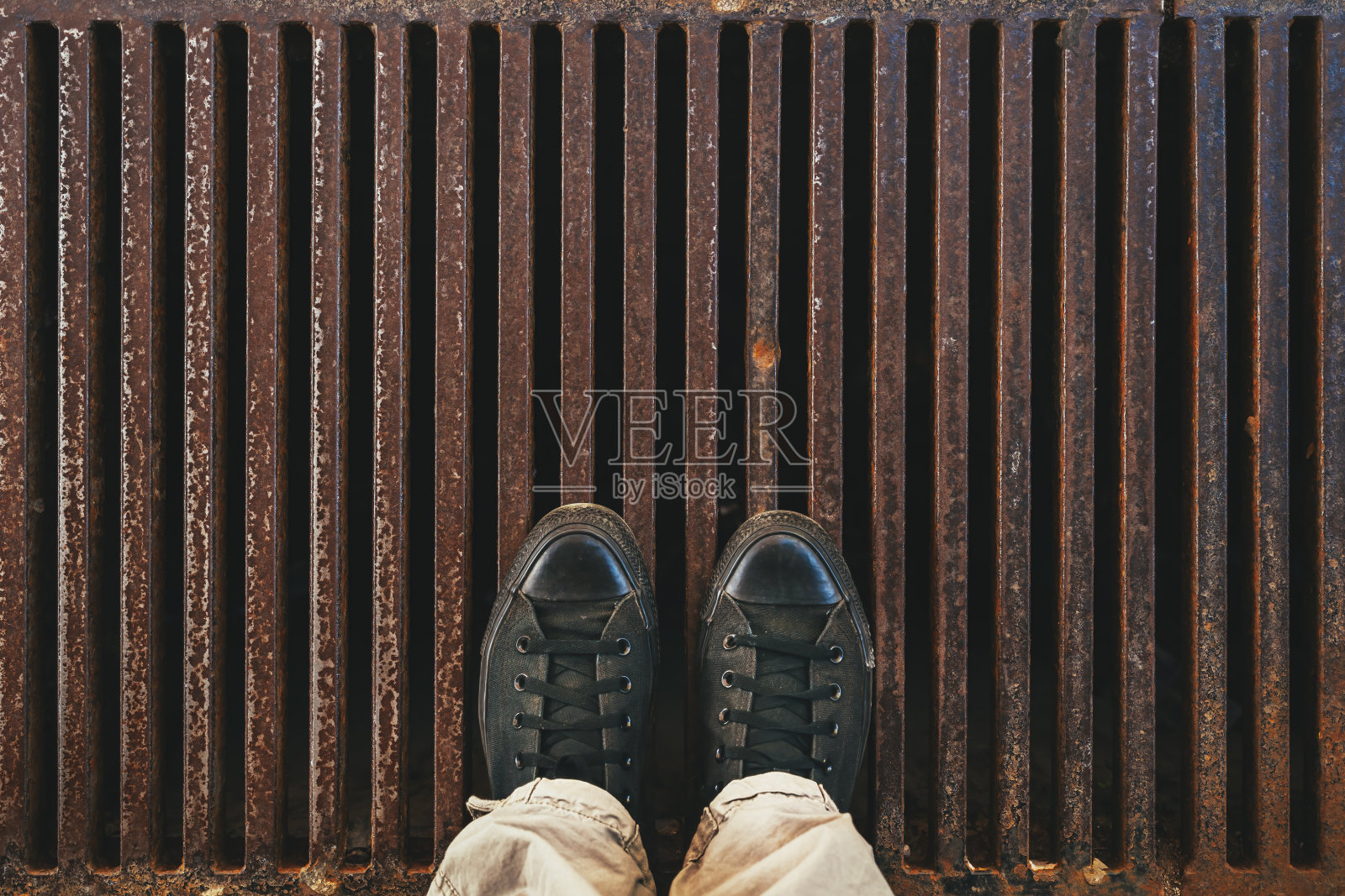 站在破旧的排水格栅上照片摄影图片