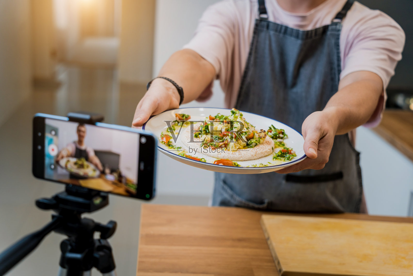 厨师正在车间现场直播如何制作花椰菜豆粥照片摄影图片