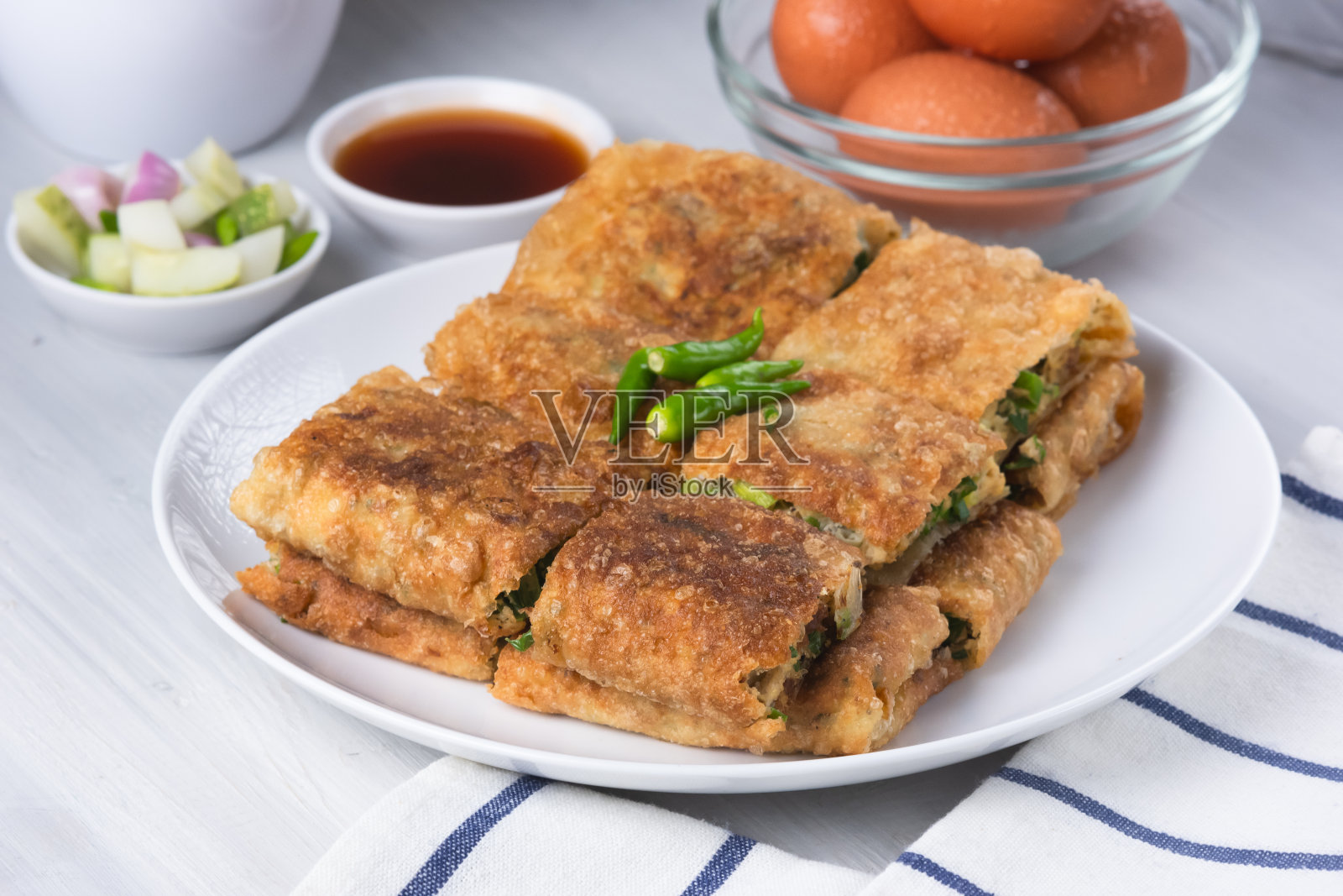 Martabak telur是一种味道鲜美的食物。含有蔬菜、肉类和其他各种香料。照片摄影图片