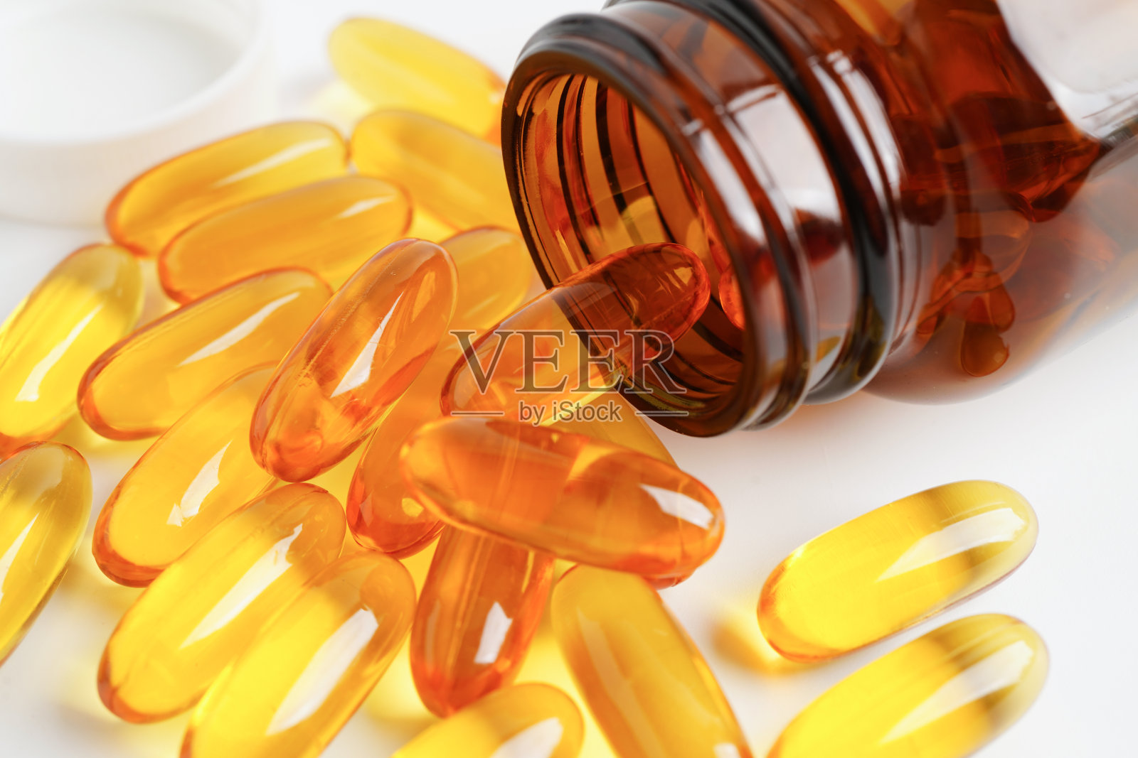 鱼油或鱼肝油凝胶胶囊中含有ω - 3维生素，补充健康食品照片摄影图片