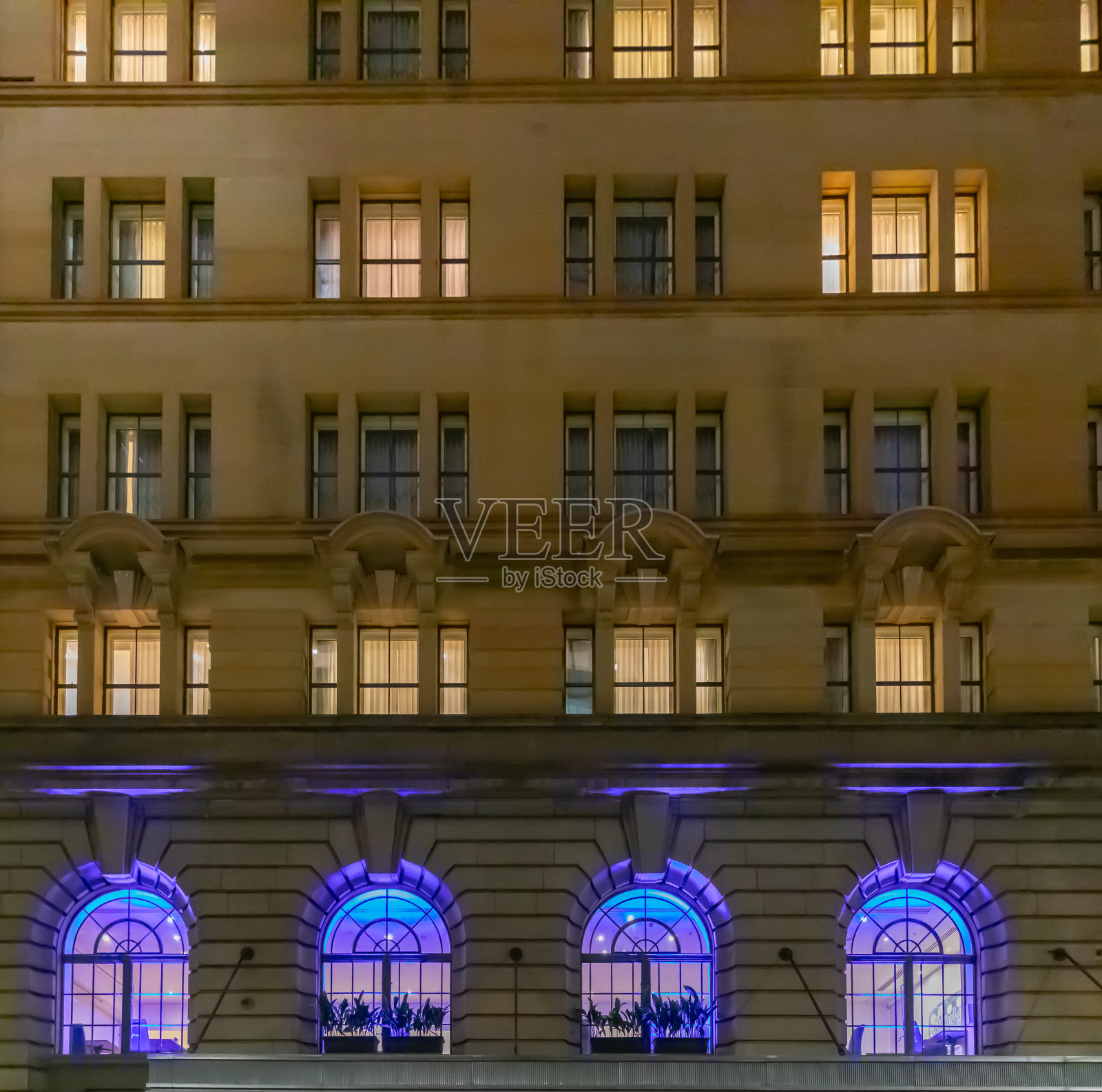 澳大利亚新南威尔士州悉尼港的彩色灯光表演。这座桥被激光和霓虹灯照亮照片摄影图片