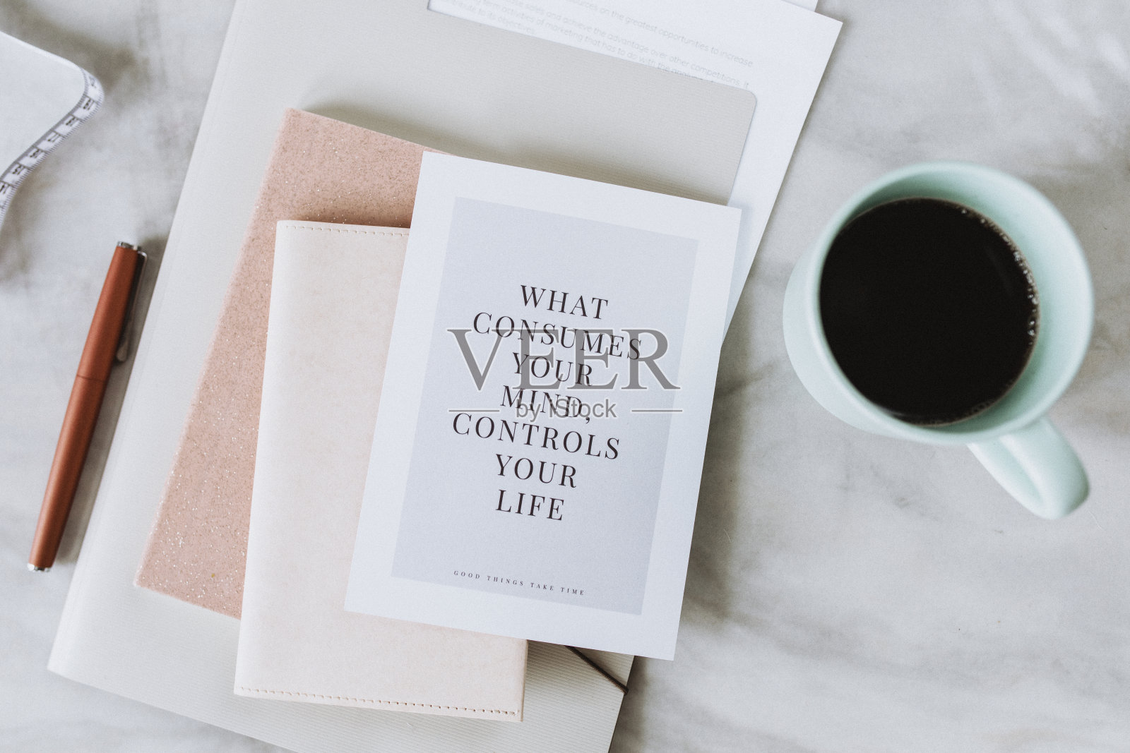 咖啡杯旁的笔记本照片摄影图片