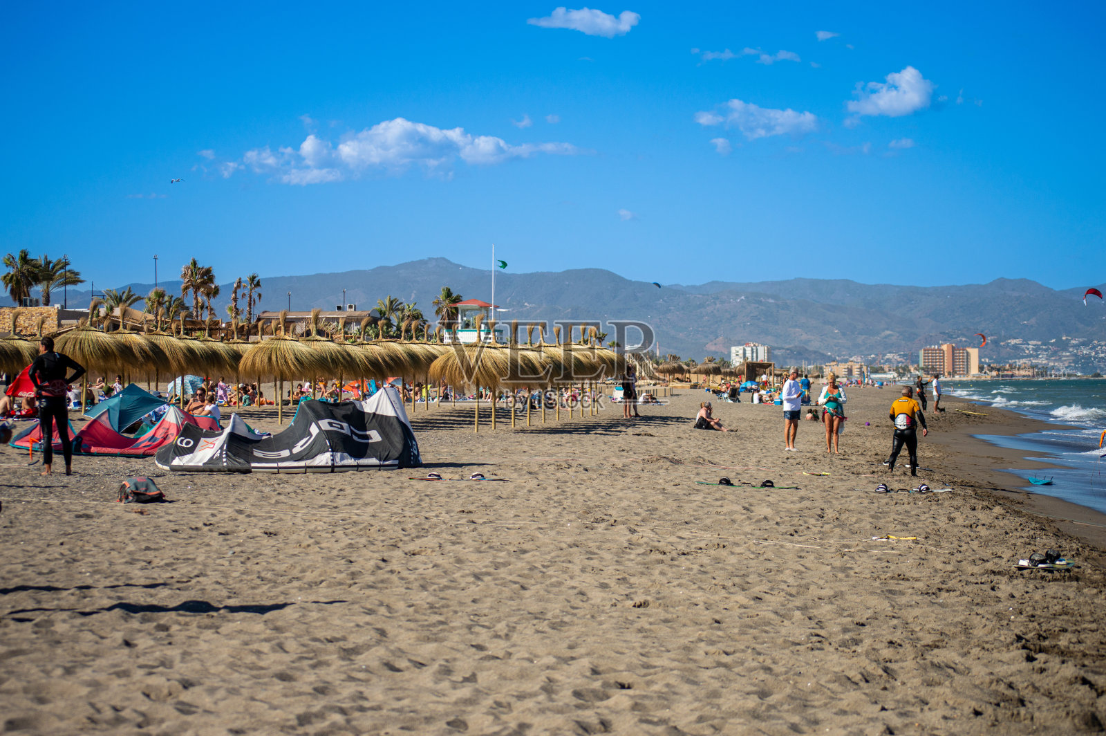 冲浪者在海滩上乘风破浪照片摄影图片