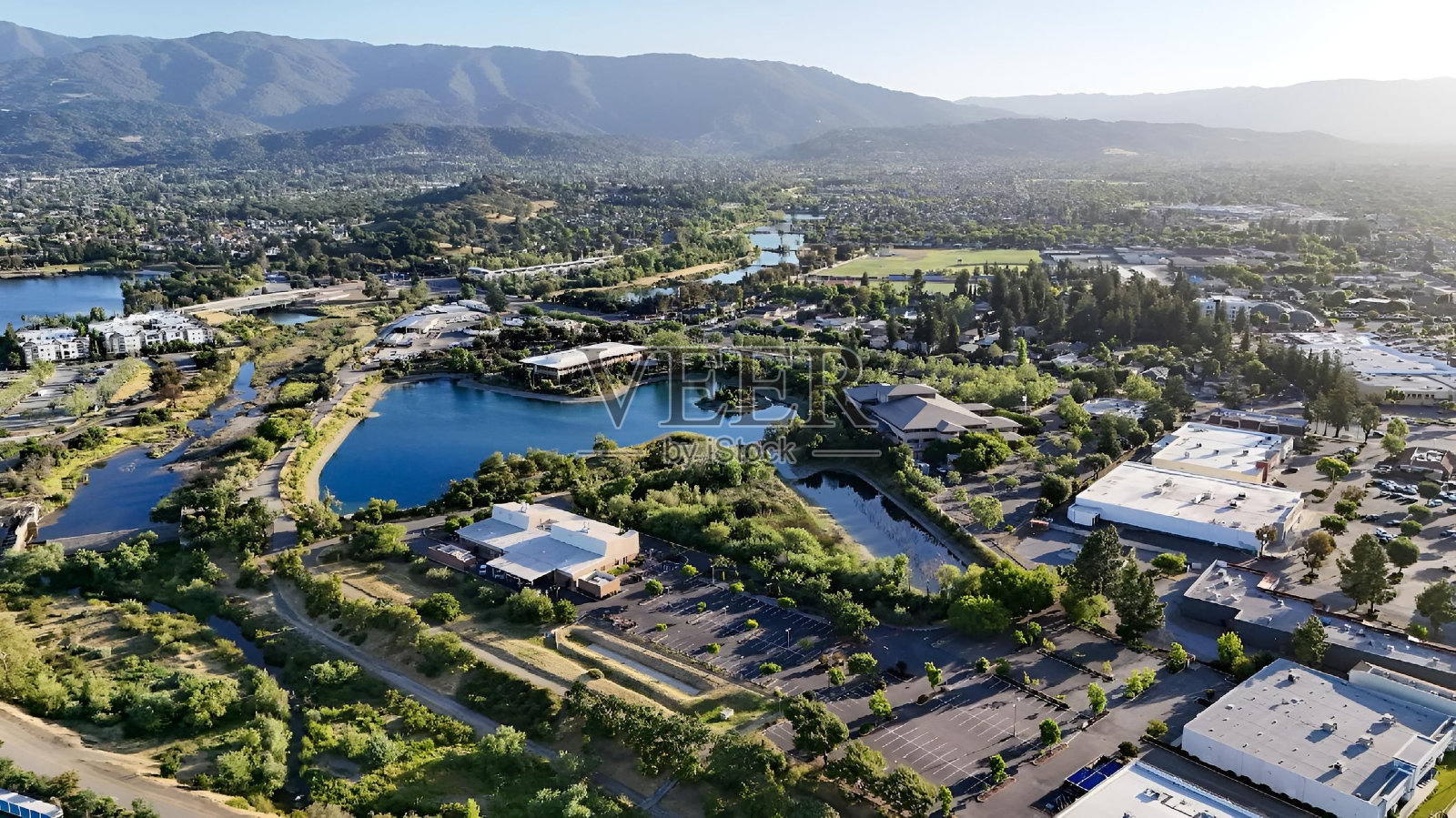 郊区的鸟瞰图，背景是湖泊、绿色植物和山脉照片摄影图片