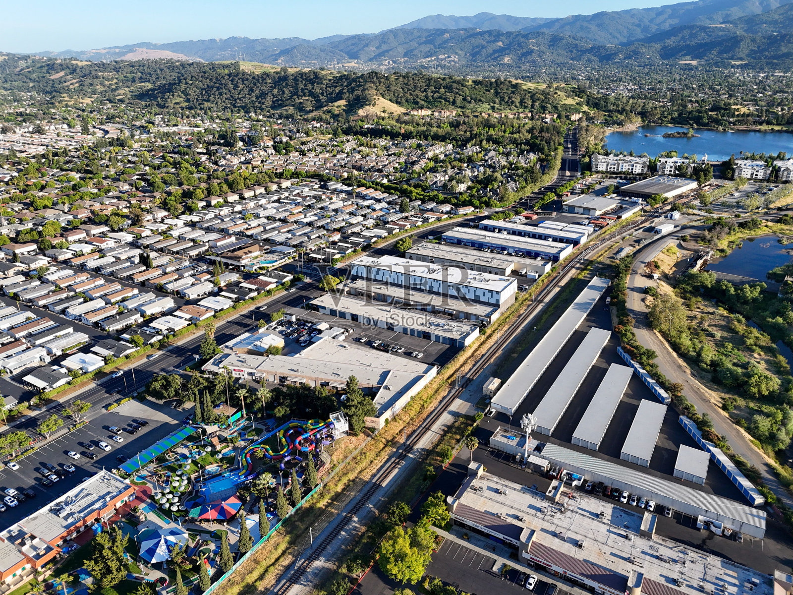 鸟瞰图的郊区附近有一个水上公园，工业建筑照片摄影图片