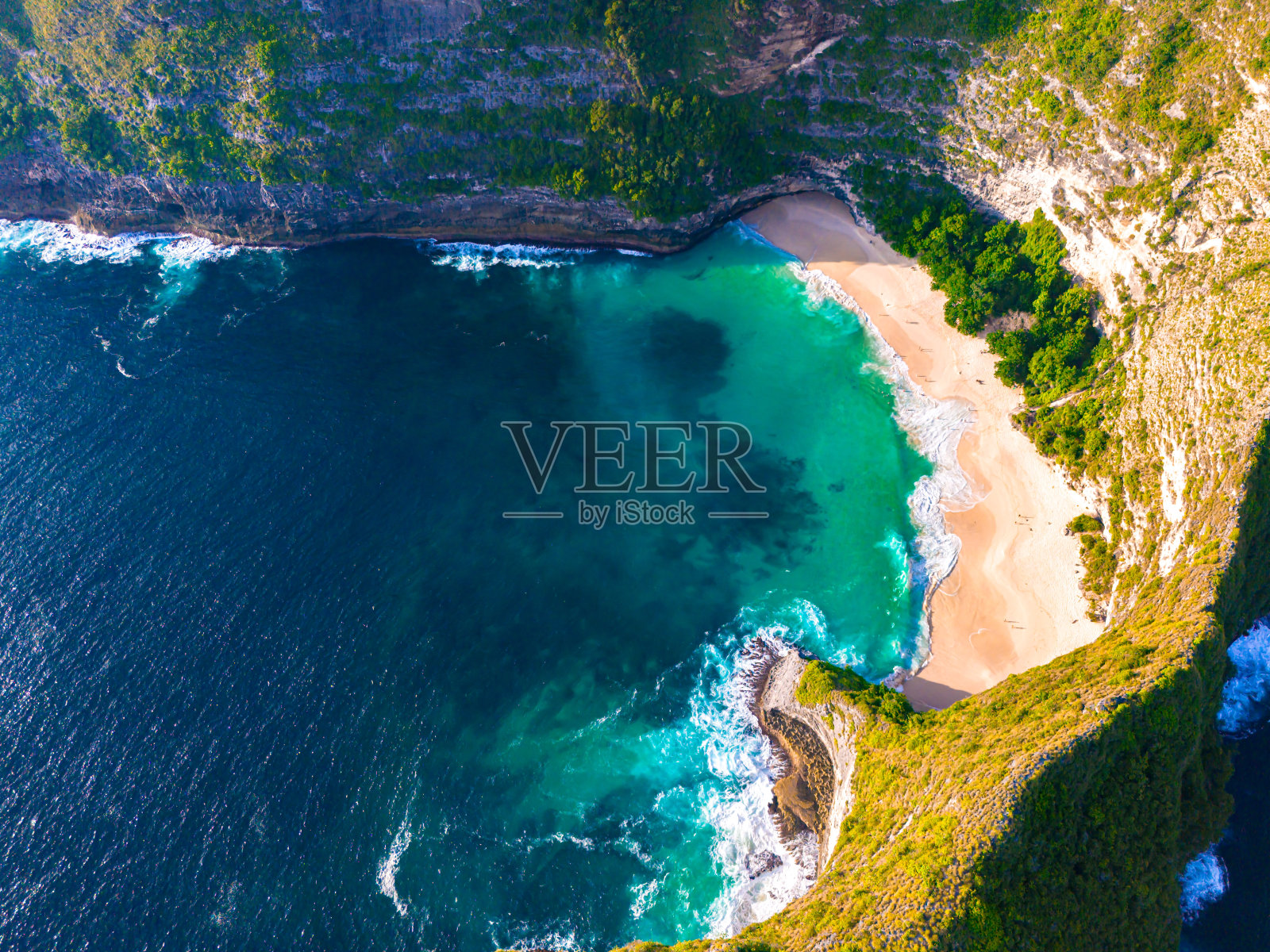 鸟瞰印尼努沙佩尼达岛的克林金海滩照片摄影图片