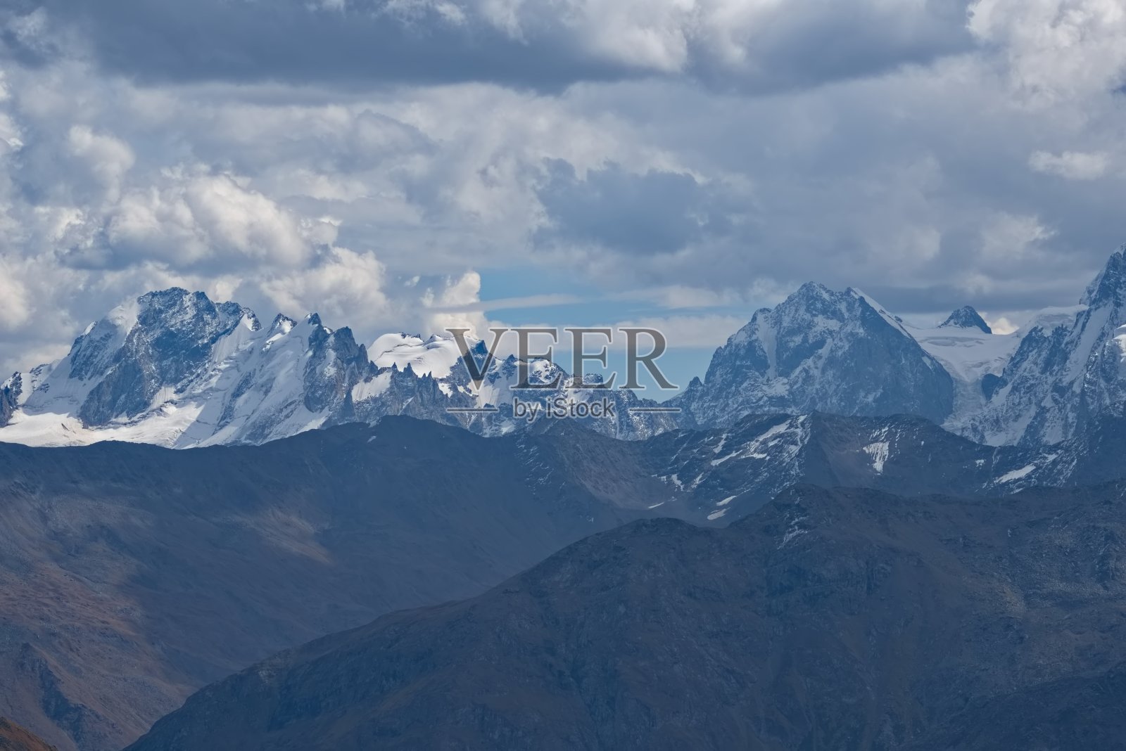 厄尔布鲁士山上令人眼花缭乱的景色照片摄影图片