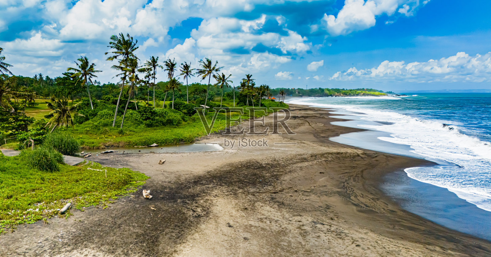 悬崖海岸附近的塔纳洛特，巴厘岛，印度尼西亚。照片摄影图片