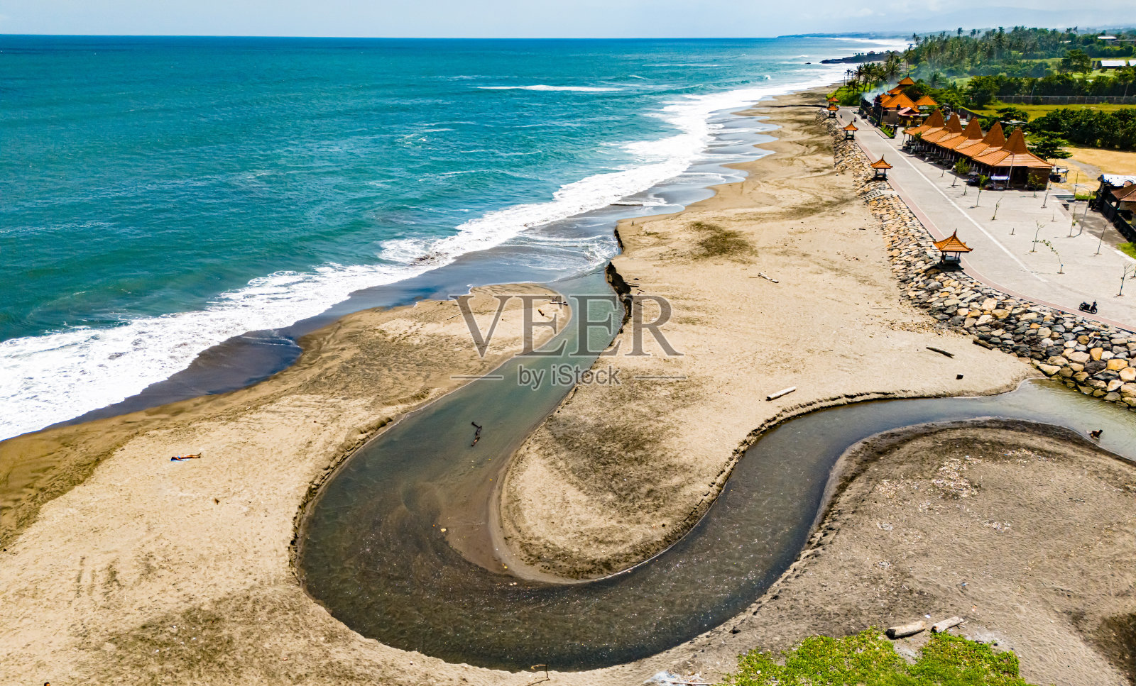 悬崖海岸附近的塔纳洛特，巴厘岛，印度尼西亚。照片摄影图片