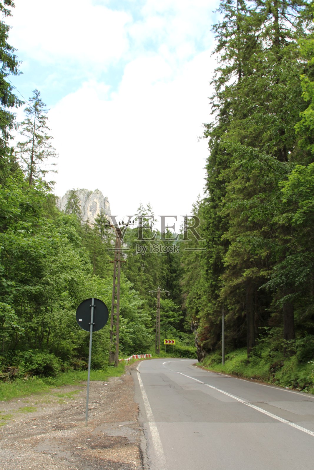 一条路边有树的路照片摄影图片