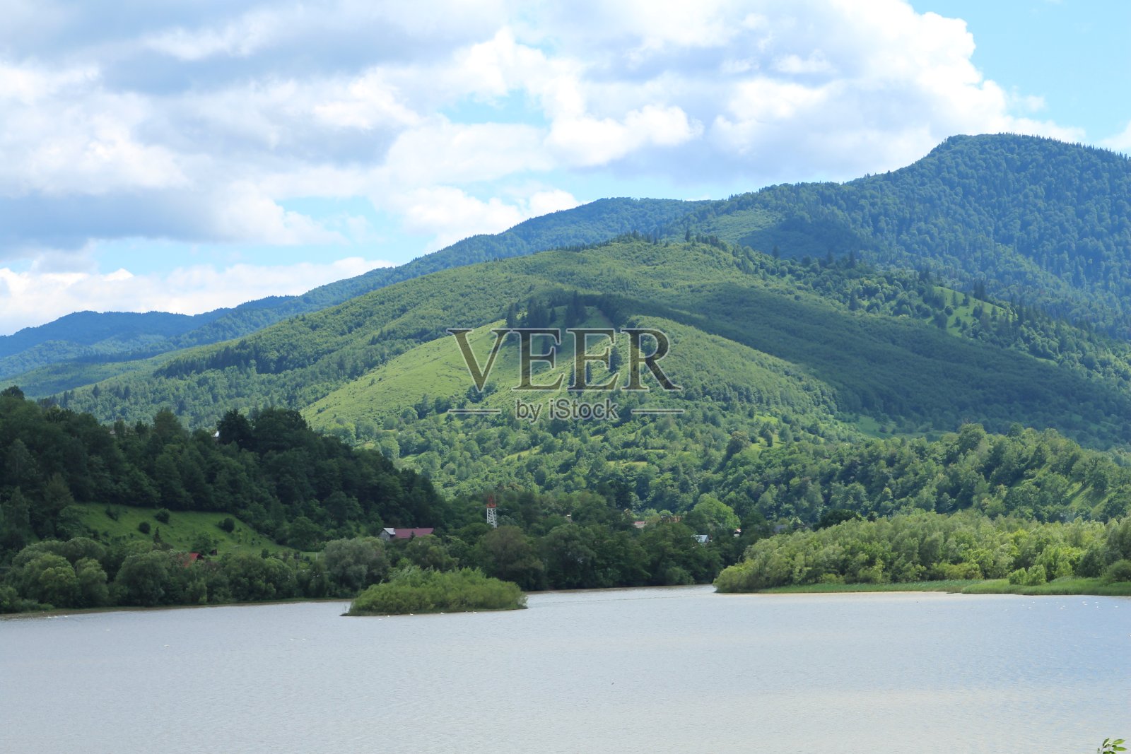 一个被树木环绕的湖泊照片摄影图片