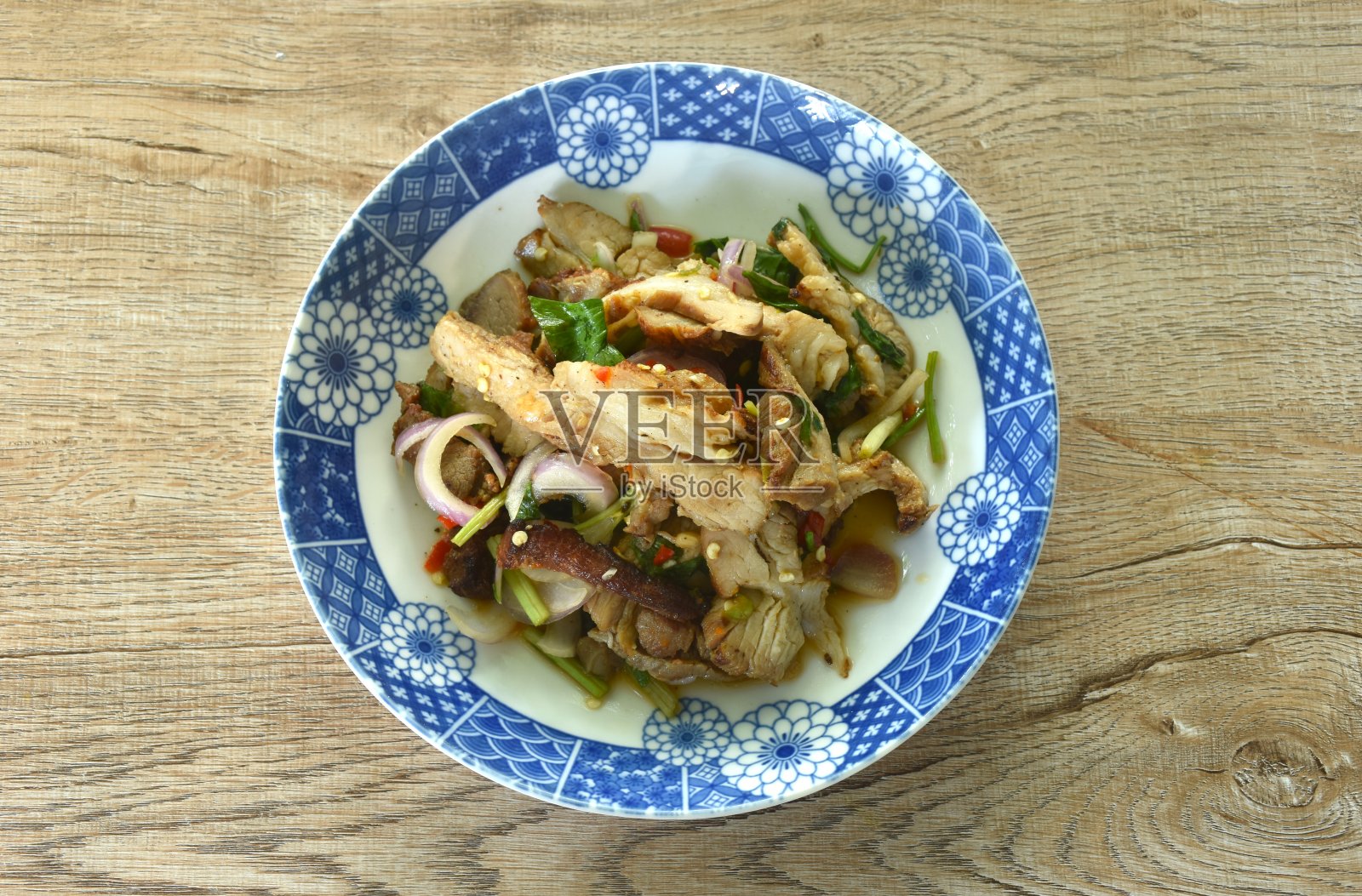 辣片烤猪颈肉配葱花和泰式辣椒沙拉照片摄影图片