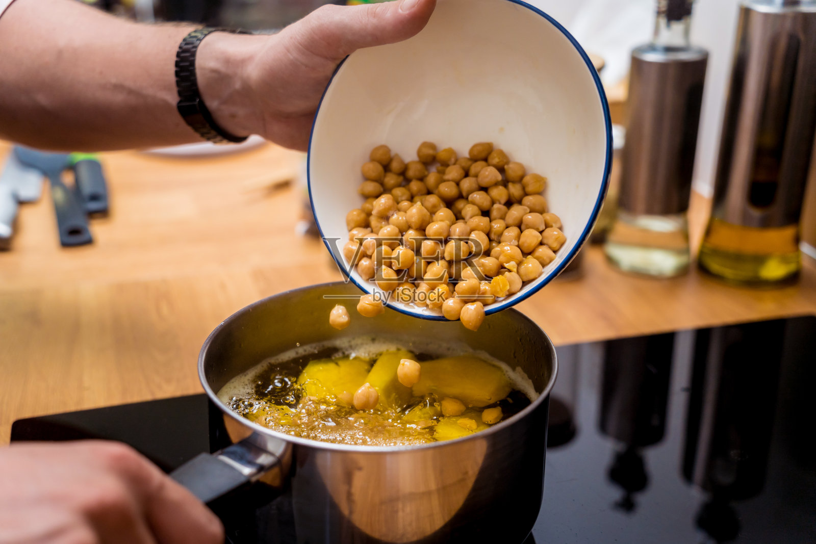 厨师在厨房准备鹰嘴豆姜粥照片摄影图片