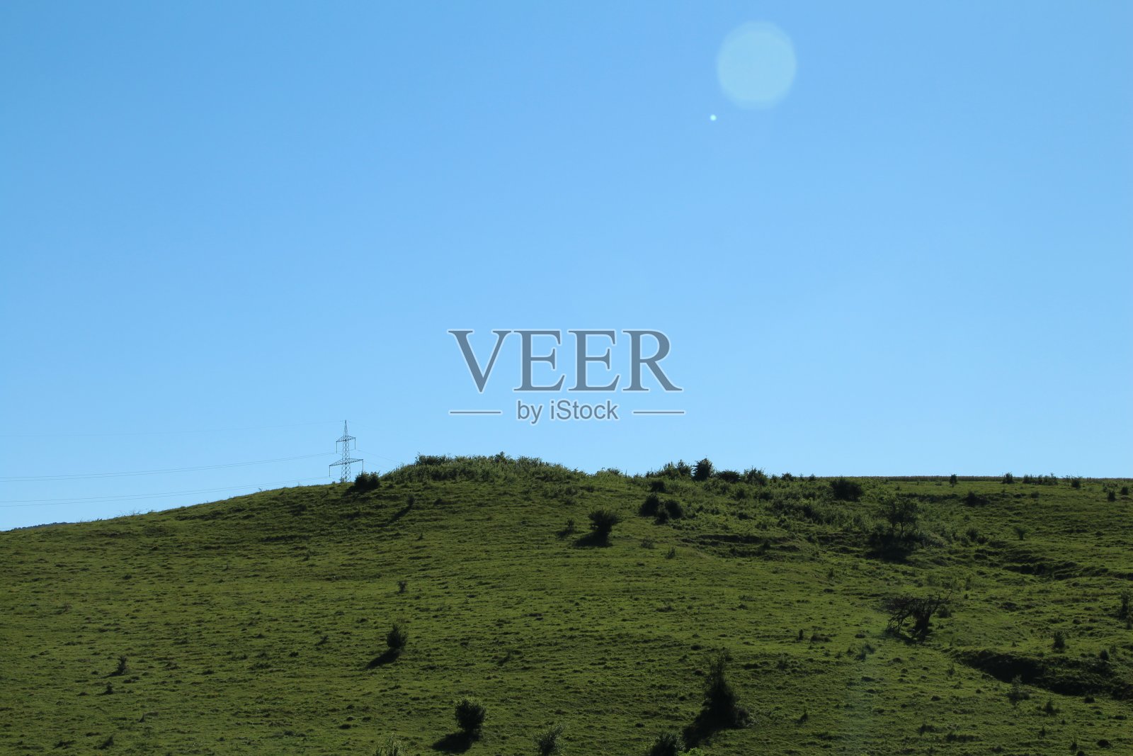 以月亮为背景的草山照片摄影图片