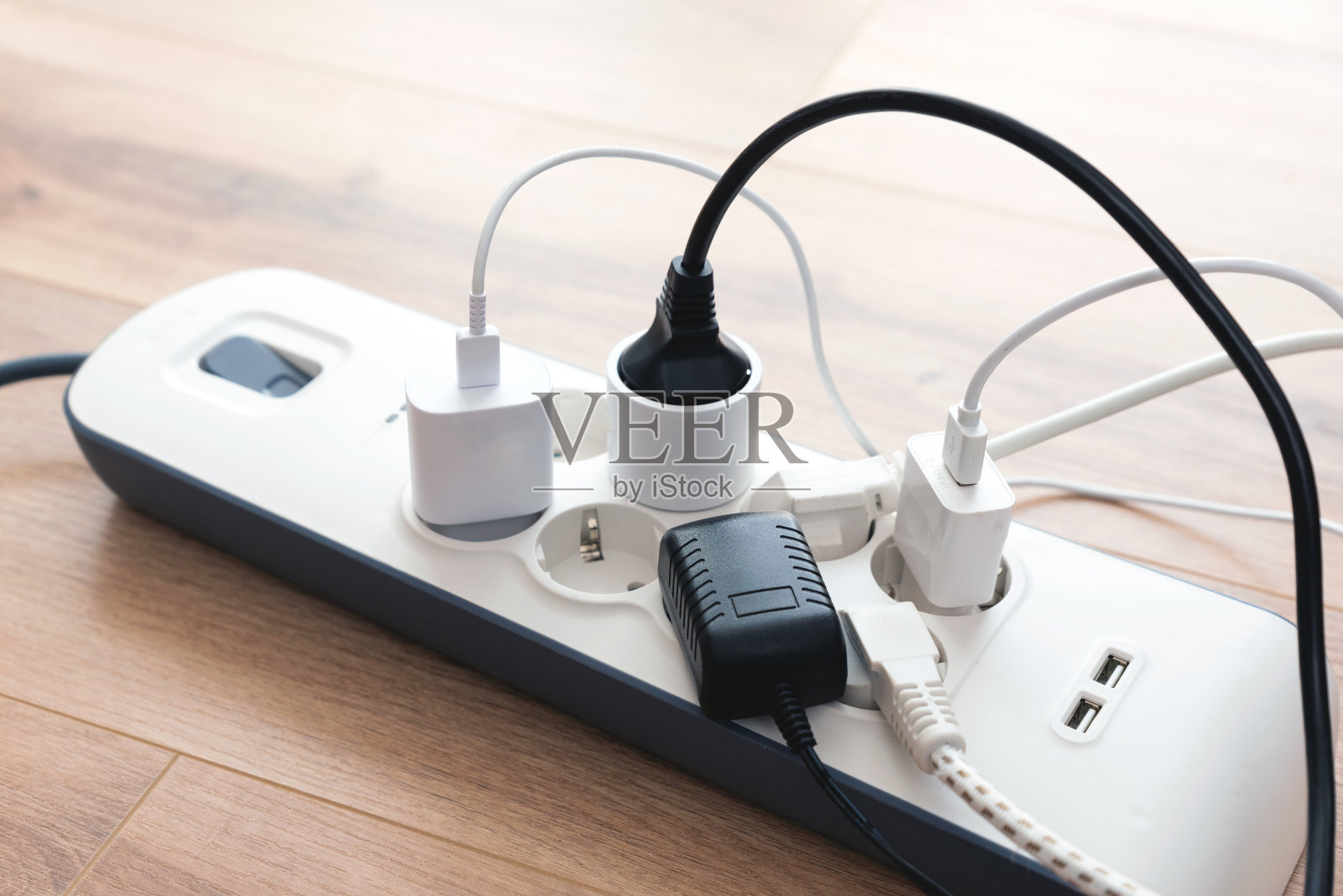 电源插板。多个设备连接照片摄影图片
