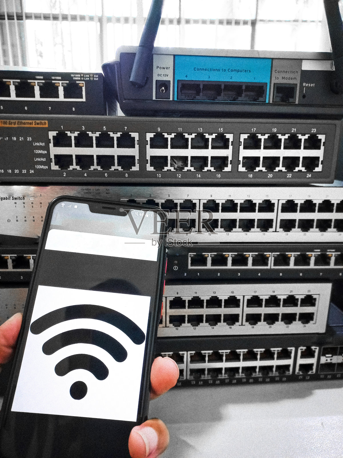 以太网局域网和光纤端口。路由器，千兆交换机，集线器，防火墙，接入点的前面板。照片摄影图片