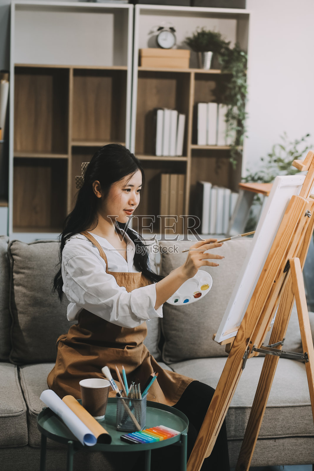 才华横溢的女画家在画架上作画，画出色彩斑斓的素描，创作出海洋景观。美丽的女艺术家用水彩画。创意与想象概念照片摄影图片