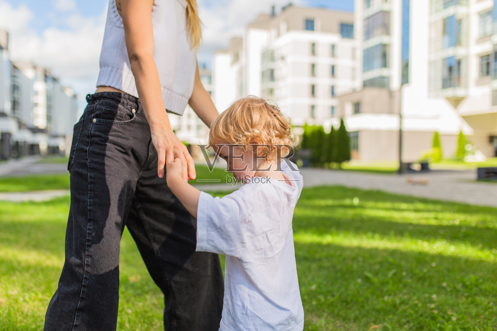 一家人带着儿子流落街头。夏天。照片摄影图片