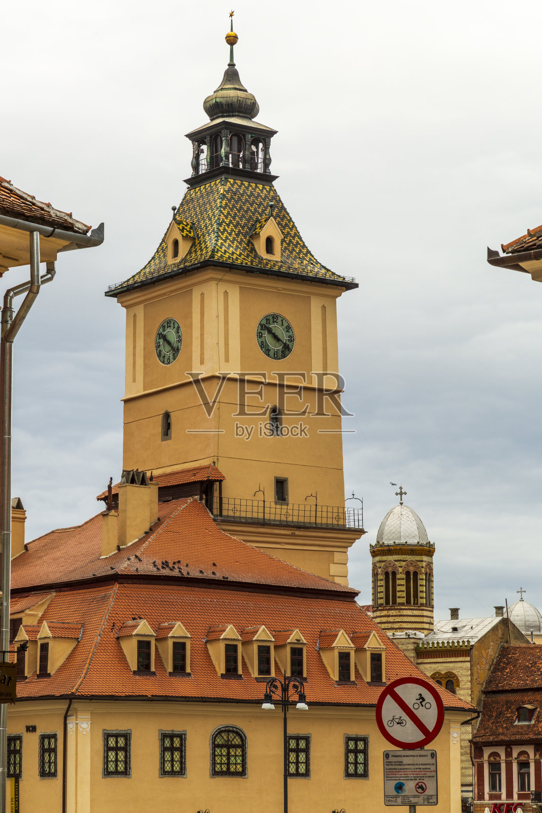 欧洲，罗马尼亚，布拉索夫。尖顶建筑，16 /17世纪的拱廊建筑，赤陶屋顶的房屋和狭窄的街道。照片摄影图片