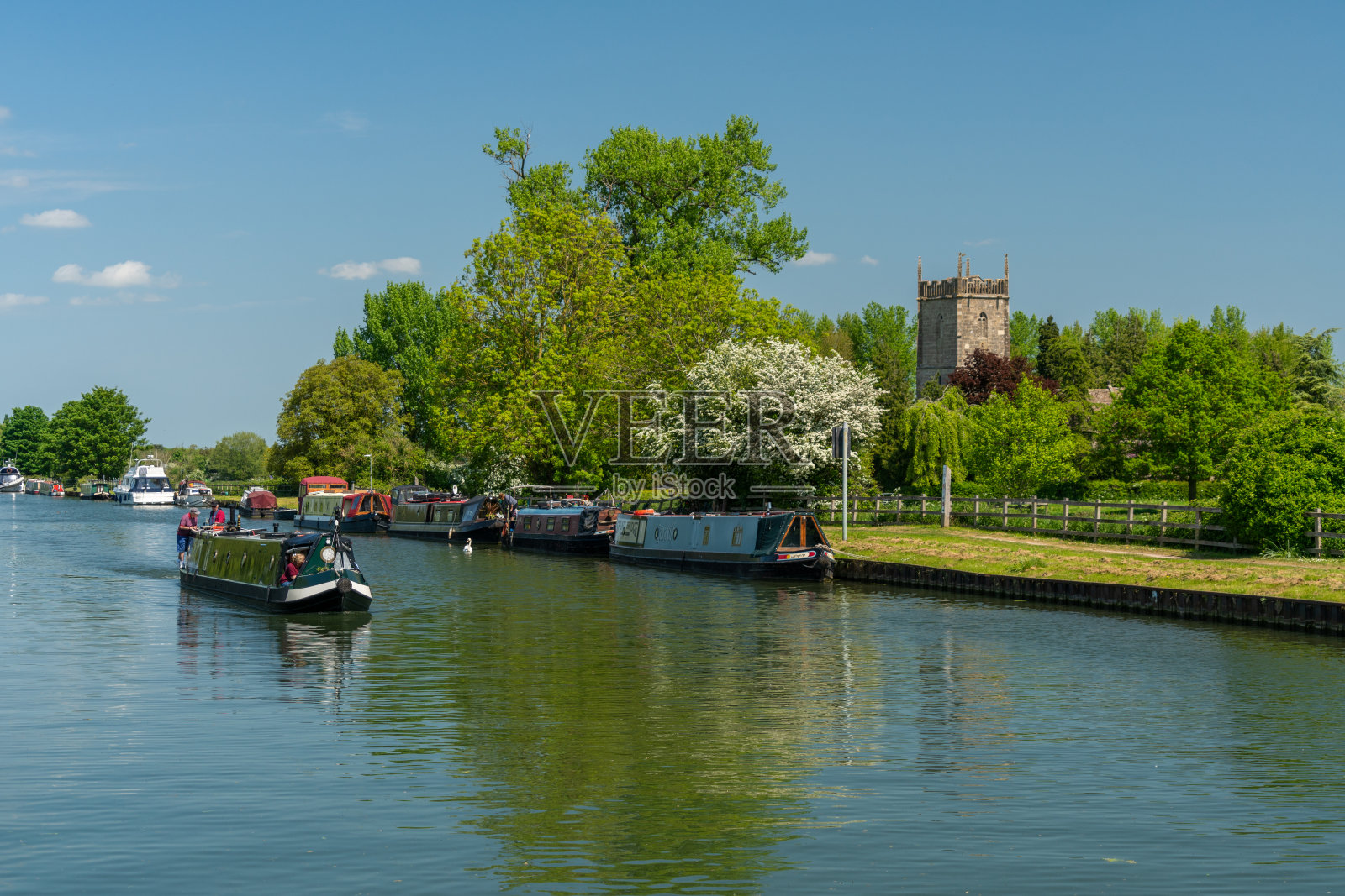视野锐利-格洛斯特运河与圣玛丽圣母教堂的背景，弗兰普顿在塞文，格洛斯特郡，英国照片摄影图片