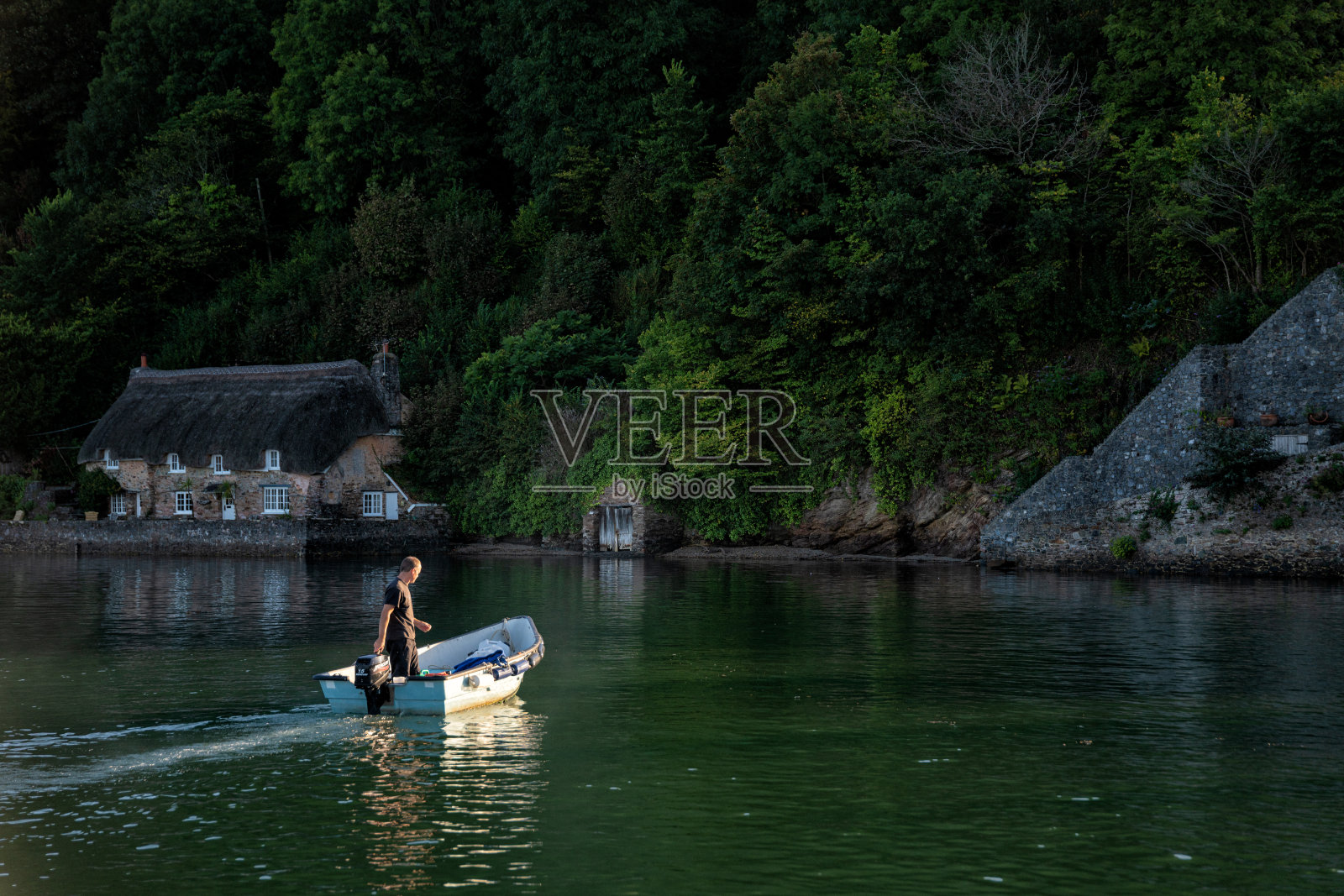黄昏时走私者小屋的小船,迪蒂舍姆,德文郡,英国照片摄影图片