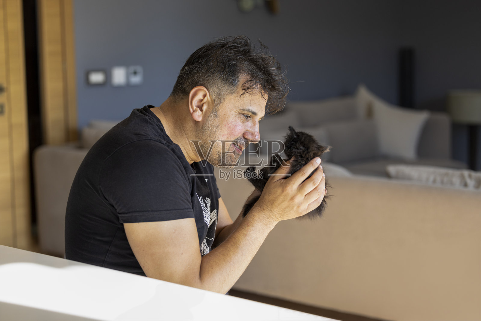 一个男人对猫示爱的特写照片摄影图片