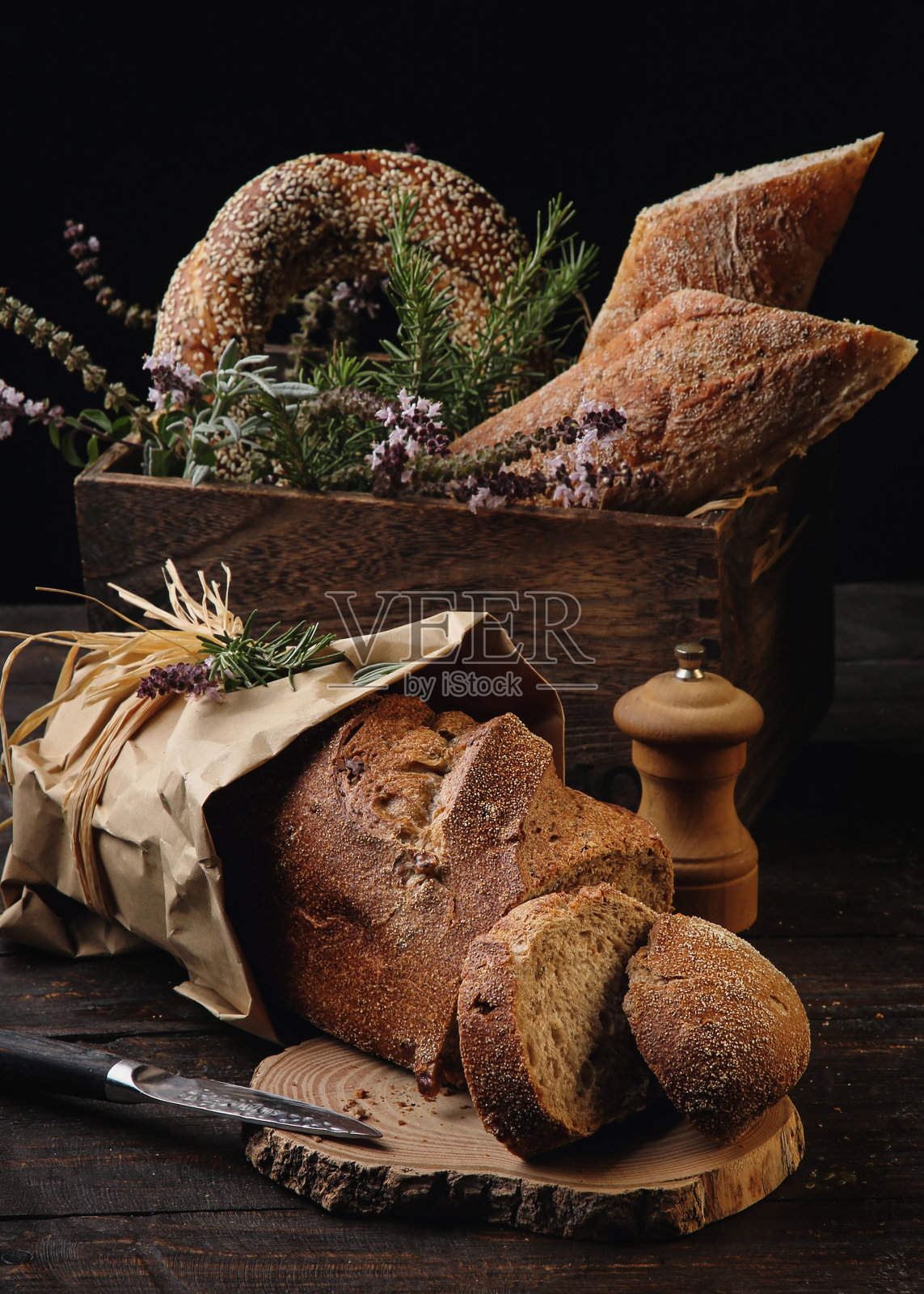 木桌上的乡村手工面包照片摄影图片