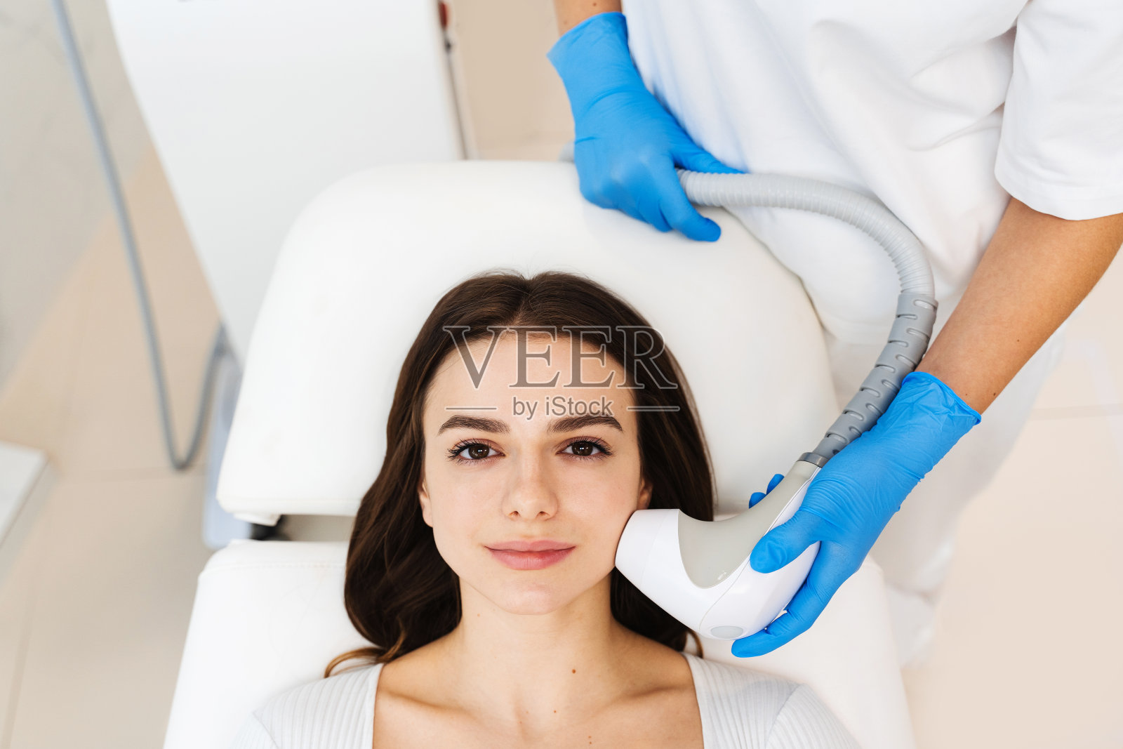 当您需要紧致脸型时，无需注射即可进行无针射频提升。硬件美容程序。照片摄影图片