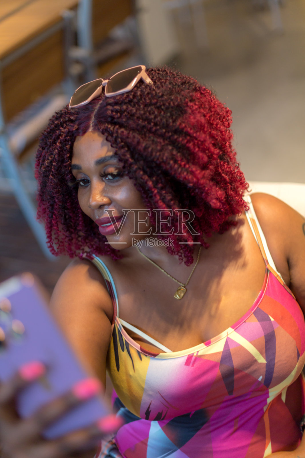 非洲裔女子用手机自拍照片摄影图片