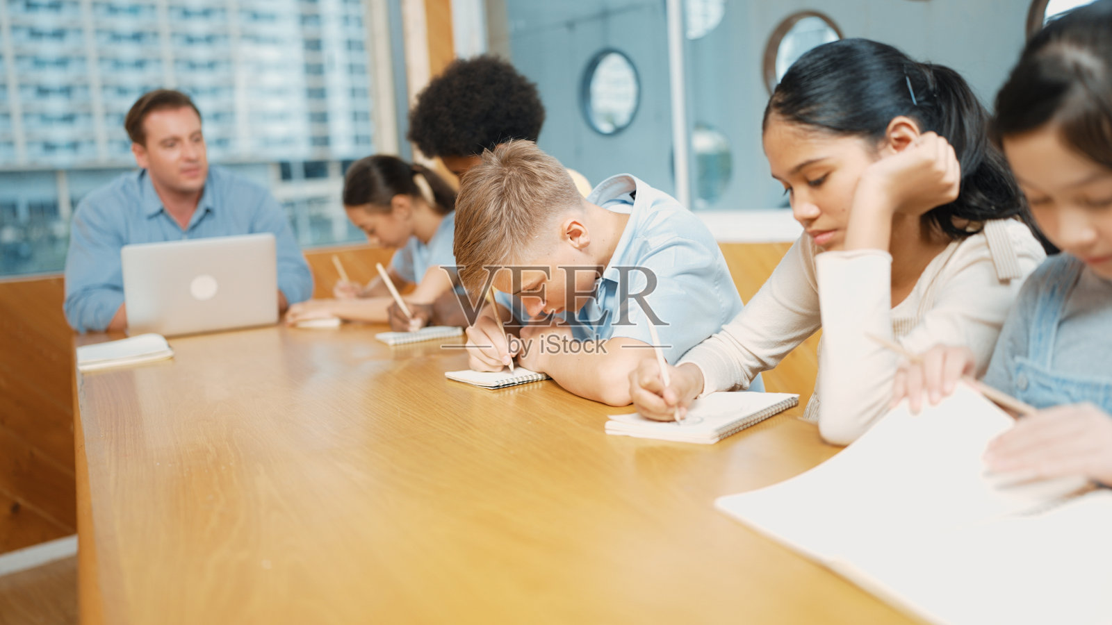 年轻聪明的青少年在课堂上写作和谈论话题。启迪。照片摄影图片