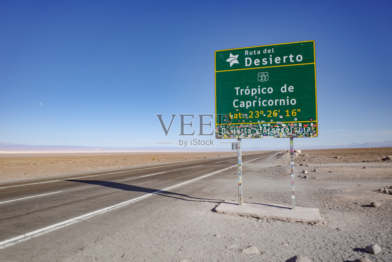 在智利阿塔卡马沙漠的高速公路上，南回归线标志照片摄影图片