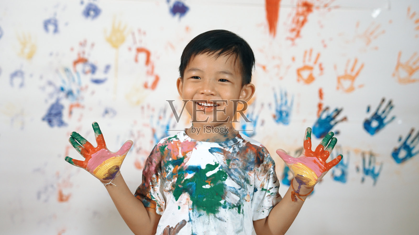 学生举起双手，展示了彩色的双手。博学。照片摄影图片